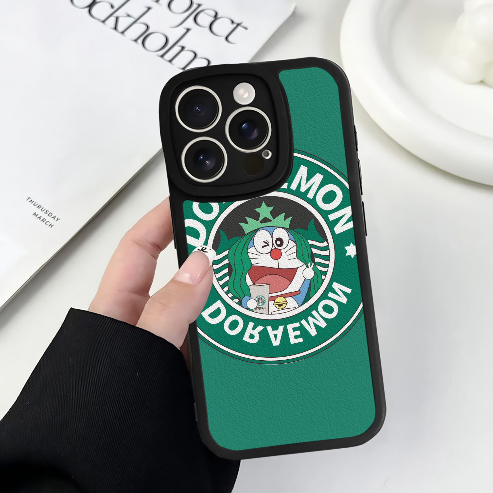 （画像用） ドラえもん Doraemon 【iPhone 16シリーズ対応】シリコンスマホケース（レザー調） 材質：シリコン